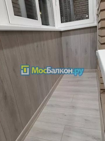 Отделка балкона и лоджии пластиковыми ПВХ панелями в Жуковском от компании МосБалкон