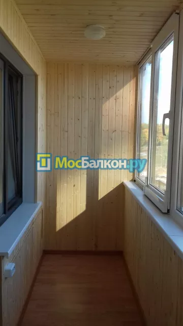 Отделка балконов деревянной вагонкой в Москве
