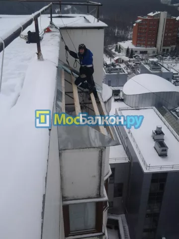 Крыша на балконе в Жуковском монтаж и ремонт по выгодной цене от МосБалкон