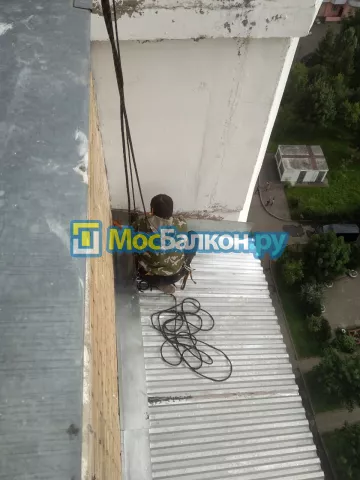 Крыша на балконе в Жуковском монтаж и ремонт по выгодной цене от МосБалкон
