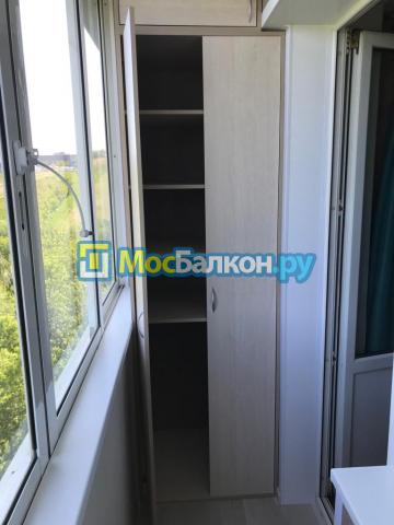 шкаф на балконе с антресолью