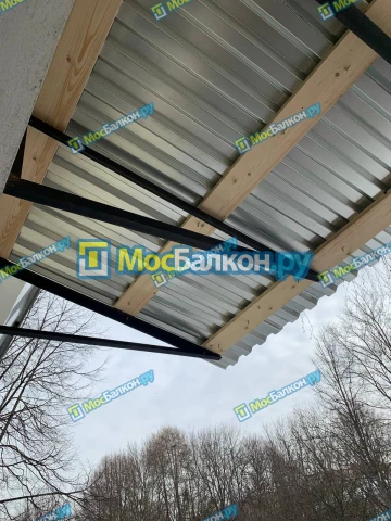 Крыша на балконе в Жуковском монтаж и ремонт по выгодной цене от МосБалкон
