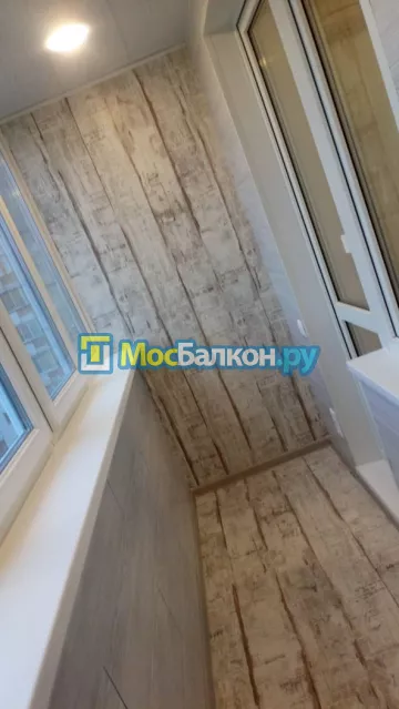 Отделка балконов ламинатом в Москве цены под ключ от МосБалкон