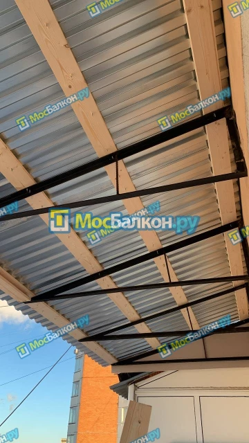 Крыша на балконе в Жуковском монтаж и ремонт по выгодной цене от МосБалкон