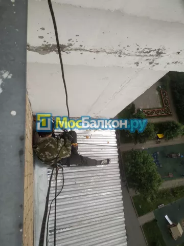 Крыша на балконе в Жуковском монтаж и ремонт по выгодной цене от МосБалкон